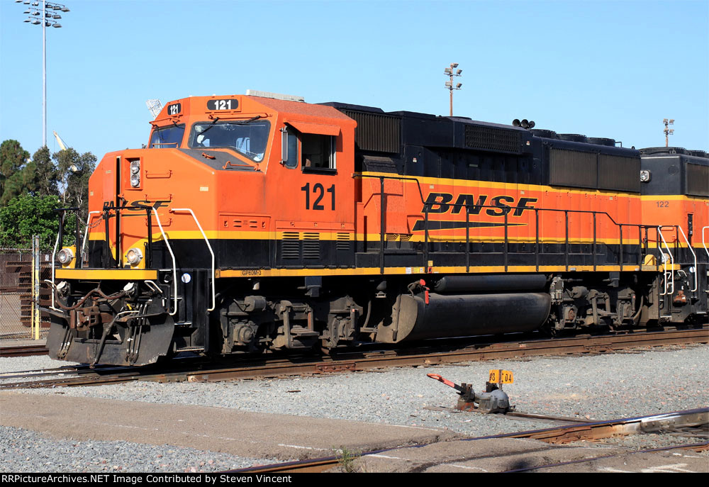 BNSF GP60M #121